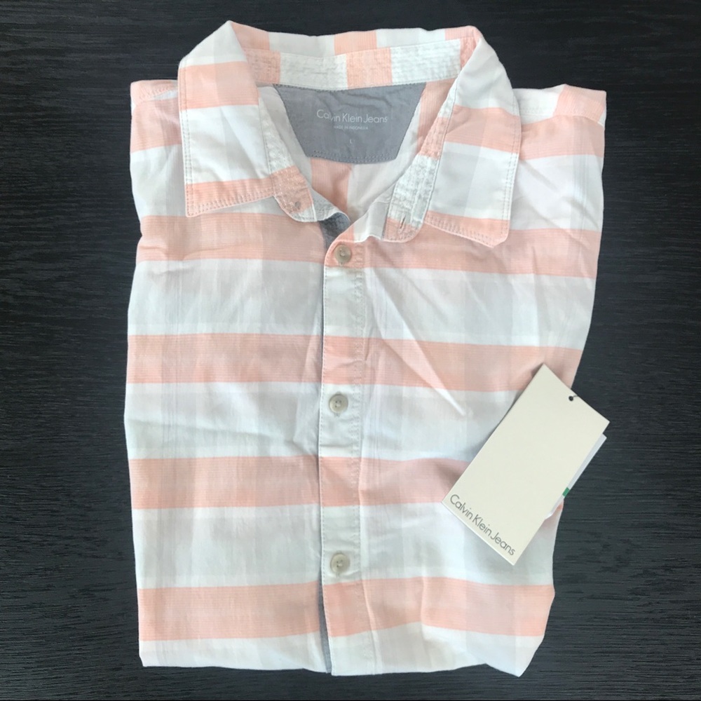 NWT Calvin Klein Men’s Short Sleeved Shirt - L
